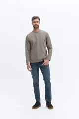 Remera de manga larga Brooksfield color marrón, con cuello redondo y textura sutil. Presenta un estampado frontal con el logo y leyenda de la marca.