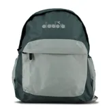 Mochila Diadora de dos tonos, verde oscuro y gris claro, con bolsillo frontal grande con cierre y logo Diadora estampado en blanco en la parte superior.