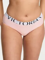 Panty hipster de tiro bajo color rosado, confeccionado en microfibra con cintura elástica blanca y el logotipo de la marca impreso en negro.