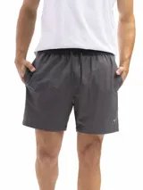 Short de baño de secado rápido, con cintura elástica y cordón ajustable. La parte superior es de color verde agua con un estampado de motivos circulares en tono azul oscuro. La parte inferior es de color terracota con un patrón de microperforaciones.