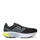 Championes de running New Balance modelo 520, color negro con suela blanca y detalles en amarillo flúor y celeste en el talón. Cuentan con capellada de malla transpirable, logo "N" lateral en plateado y entresuela Fresh Foam.
