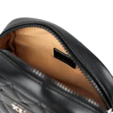 Portacosméticos negro con diseño matelaseado en rombos y logo metálico plateado. Tiene correa de mano, cierre superior y un bolsillo interno abierto.