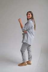 Campera de gabardina color celeste, con capucha, cierre frontal completo y mangas tres cuartos con detalle de trabilla.