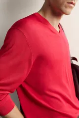 Sweater de punto regular fit tejido en seda de color negro, con cuello en pico y manga larga. Cuenta con acabados en rib.
