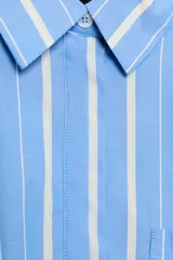 Camisa ZW Collection de algodón, con diseño a rayas verticales celestes y blancas, cuello solapa, manga larga y bolsillo de parche en el pecho con cierre frontal de botones ocultos.