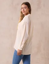 Camisa verde militar de algodón, marca Robert Louis. Tiene cuello con solapa, abertura central con botones, bolsillo aplicado en el frente y mangas largas regulables con presilla y botón.