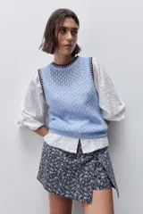 Short cruzado de tiro medio confeccionado en algodón, con diseño que imita una falda en el delantero. Presenta cierre lateral invisible y estampado floral sutil.