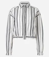 Campera de algodón texturizado a rayas verticales blancas y negras, con cuello inglés, mangas largas y abotonado delantero.