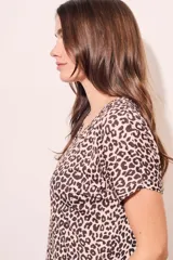 Remera de viscosa color rosa con estampado animal print en marrón, de corte recto y mangas cortas.