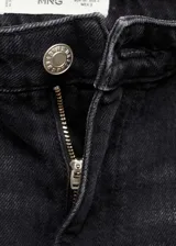 Pantalón de jean de tiro alto color negro, corte wide leg y terminación desflecada.