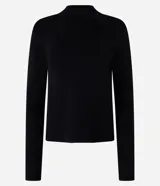 Sweater de punto negro con cuello redondo y mangas largas, diseñado con un calce clásico y versátil.