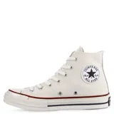 Championes de caña alta Converse modelo Chuck 70, confeccionados en lona de color blanco con puntera de goma y suela vulcanizada con detalles en azul y rojo.