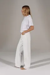 Jeans Z1975 de tiro bajo y pernera recta, con diseño de cinco bolsillos y cierre frontal con cremallera y botón, en tono azul desgastado.