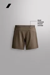 Short deportivo Zara Athleticz modelo Boulder 9", color beige, confeccionado en tejido técnico ligero y elástico. Cuenta con cintura elástica ajustable con cordón interior, bolsillos frontales y aberturas laterales en el bajo.
