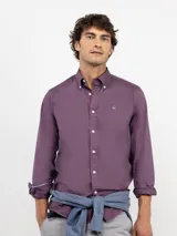 Camisa de hombre de corte regular fit, confeccionada en algodón con acabado vintage. Presenta cuello buttondown, cierre frontal con botones, manga larga con puño simple y logo bordado en el pecho.