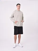 Canguro liso color verde claro, con capucha y bolsillo tipo canguro.