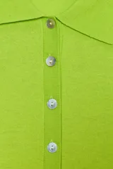 Jersey polo de punto fino color verde lima, confeccionado con lana. Presenta cuello polo, manga larga y botones delanteros.