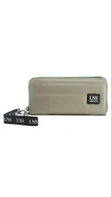 Billetera larga con cierre perimetral y diseño capitoneado. Cuenta con correa de mano desmontable con logo estampado y parche frontal con marca LNS. El interior incluye múltiples compartimentos para tarjetas y un bolsillo con cierre.