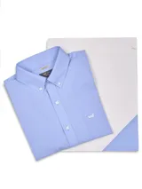 Camisa de manga larga RKF modelo Wf Pb, color celeste con sutil patrón de cuadros. Cuenta con cuello americano abotonado, cierre frontal con botones blancos y un bolsillo en el pecho con el logo de la marca bordado en blanco.