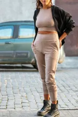 Pantalon de tiro alto con faja ancha, bolsillos delanteros y traseros, confeccionado en lycra de algodon.