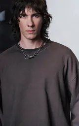 Buzo de cuello redondo con efecto de lavado maltinto o nevado. Presenta un corte oversize con hombros caídos, costuras expuestas a contratono y detalles de roturas desgastadas en el cuello, puños y ruedo.