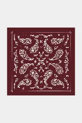 Pañuelo cuadrado de tela con diseño estampado de estilo paisley en color blanco sobre fondo negro.