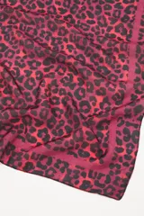 Pañuelo cuadrado de seda con estampado de leopardo en tonos fucsia y negro.