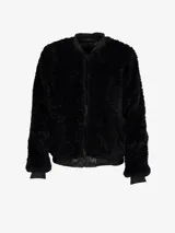 Campera bomber negra de cuero sintético con cuello, puños y ruedo acanalados.