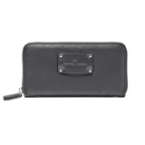 Billetera rectangular de cuero sintético color negro con cierre perimetral. Presenta una placa metálica central con el logo de la marca grabado y detalles de remaches en las esquinas.
