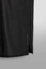 Musculosa deportiva Zara Athleticz de tejido ligero y elástico con paneles laterales de malla transpirable. Presenta cuello redondo, sisas amplias y bajo con aberturas laterales.