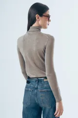 Polera de algodón de calce ajustado al cuerpo, con cuello alto y mangas largas.