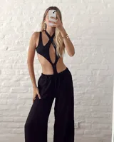 Body negro con escote halter cruzado y abertura en el abdomen.