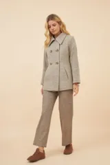 Chaquetón de lana fina color beige con cuello solapa, doble abotonadura frontal, bolsillos ojal y forro al tono.