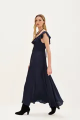 Vestido largo azul marino de poliéster con escote en V y volados en las mangas. Presenta un cordón ajustable en la cintura y falda fluida.