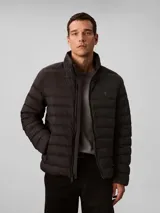 Campera puffer de peso medio Calvin Klein, color negro, con diseño acolchado, cuello alto y cierre frontal de cremallera. Presenta el logo de la marca estampado en el pecho.