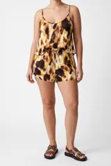 Short de satén con estampado animal print en tonos marrón y amarillo, con cintura elástica y cordón ajustable.