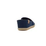 Zapatilla casual Moleca para mujer, tipo alpargata baja de color amarillo, con perforaciones en toda la capellada para mayor ventilación, suela texturizada tipo yute y detalle de aplique marrón con un corazón metálico en el talón.