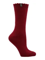 Medias de largo medio en color bordó, confeccionadas en tejido grueso con puño suave y detalle de etiqueta con logo en la parte superior.