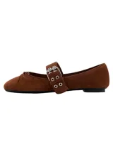 Zapatos planos de gamuza marrón, con punta fina, cierre de dos tiras con hebillas metálicas en el empeine y detalle de lazo pequeño en la puntera.