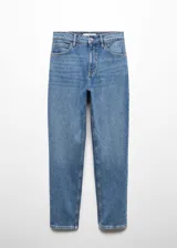 Pantalón jeans de tiro alto estilo mom-fit, color azul con lavado clásico, diseño de cinco bolsillos y cierre frontal con cremallera y botón metálico.