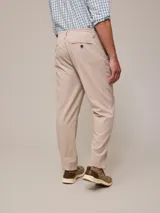 Pantalón azul marino de corte recto, con cintura elástica ajustable con cordón.