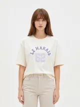 Remera de algodón negra con cuello redondo y mangas cortas, de corte holgado. Presenta estampado frontal en tonos de verde con la inscripción 'New York City Brooklyn' y el logo 'NY' rodeado de laureles.