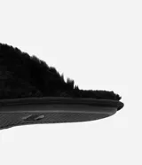 Pantuflas cerradas de mujer color beige, confeccionadas en tejido de poliéster con textura de pelos en escamas.