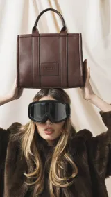 Cartera estructurada de tamaño mediano, confeccionada en símil cuero color negro. Presenta doble asa de mano, correa larga ajustable y desmontable, y un bolsillo trasero con cierre. El compartimento principal cuenta con cierre, división interna y bolsillos organizadores.