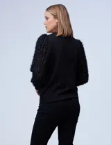 Buzo de hilado fino marca Zac & Rachel, color negro, con cuello a la base y mangas largas de gasa con bordado desflecado de textura shaggy.