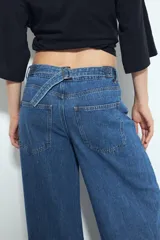 Jean de tiro bajo color negro, de silueta relajada y holgada, con deflecado en el bajo.