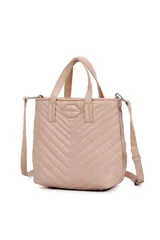 Cartera Las Oreiro color camel, con diseño acolchado en forma de chevrón y un aplique de labios en la parte frontal. Tiene doble asa de mano y una correa ajustable y desmontable para usar al hombro o cruzada.