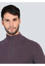 Sweater de punto en color beige, con cuello alto y cierre frontal parcial. Diseño de manga larga con puños y ruedo acanalados.