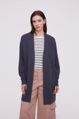 Saco tipo cárdigan abierto de tejido de punto, color gris, con diseño holgado y mangas largas.