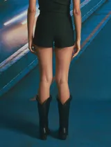 Short negro de tiro alto con cierre lateral expuesto y bolsillos laterales.